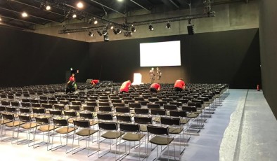 Singe Screen AV-Drop Modular Backdrop hung on black backdrop that perimeter room in convention center